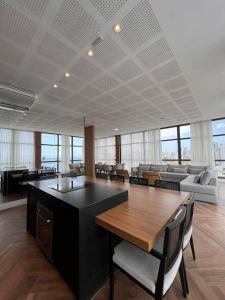 um escritório com uma mesa e cadeiras e um sofá em Barra Premium residencial em Salvador