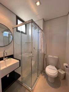 y baño con ducha, aseo y lavamanos. en Barra Premium residencial, en Salvador