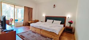 sypialnia z dużym łóżkiem w pokoju w obiekcie Rock Castle Residency w mieście Leh