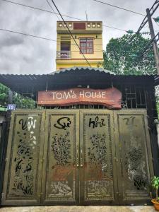 un bâtiment avec une maison en tonys en haut dans l'établissement Tom's House Motel & Motorbikes, à Làng Me