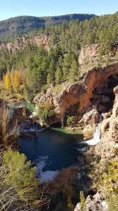 - une vue sur une rivière dans un canyon dans l'établissement Casa Rural La Tejeria, 