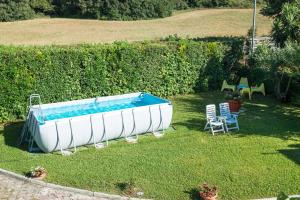 una grande piscina in un cortile con una sedia di Casa Vacanze Il Girasole ad Agropoli