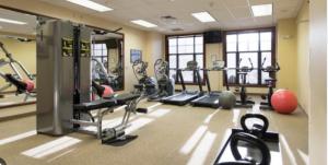 - une salle de sport avec de nombreuses machines à bande de roulement dans l'établissement Cozy Mountain View Condo, à Vernon Township