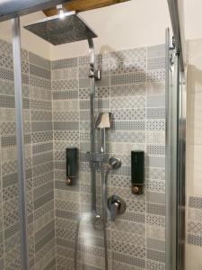 een badkamer met een douche en een glazen deur bij Casa vacanza Nicole in Caltagirone