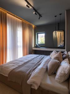 un grande letto in una camera da letto con finestra di Expozitiei ap. 5 a Baia Mare