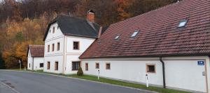 Altmühle في Altlengbach: مبنى ابيض كبير بسقف احمر على شارع