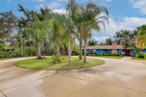 Aed väljaspool majutusasutust Florida Retreat with Patio, Boat Dock and Shuffleboard