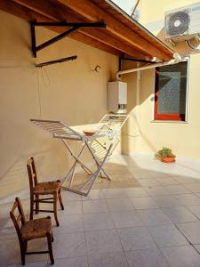 eine Küche mit einem Tisch und Stühlen im Zimmer in der Unterkunft Casa Ciusa in Quartu SantʼElena