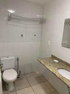 uma casa de banho com um WC e um lavatório em Belezas da Prainha em Arraial do Cabo
