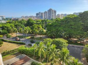 - Vistas a un parque con palmeras y a la ciudad en Flat Mediterrâneo.2, en Río de Janeiro