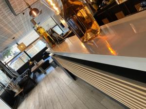 una vista panoramica su un bar in un ristorante di Hotel De La Mer a Le Barcarès