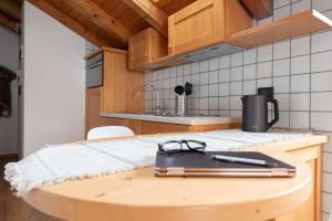 eine Küche mit einem Tisch mit Brille drauf in der Unterkunft Chalet Vedig in Santa Caterina Valfurva