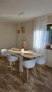una sala da pranzo con tavolo e sedie in legno di Zasiedmiogórek - domek w Beskidach a Milówka