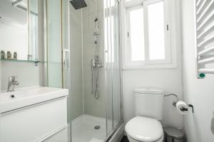 y baño con ducha, aseo y lavamanos. en 51no1058 - Bright 1bed flat in Poble Sec en Barcelona