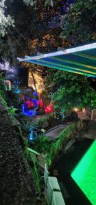 um jardim com piscina à noite em La ROBLEDA CASA DE CAMPO em Zapopan