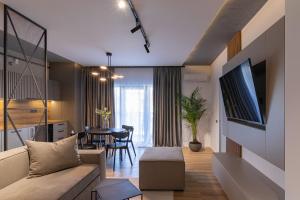a living room with a couch and a table at Expozitiei ap. 6 in Baia Mare
