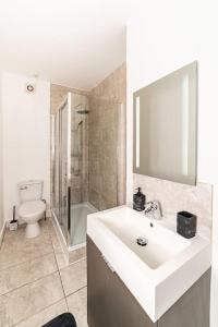 y baño con lavabo, ducha y aseo. en [Covent Garden-Oxford Street] Central London Apartment, en Londres