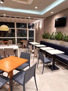 a dining room with tables and chairs in a restaurant at ibis budget Aracaju in Aracaju