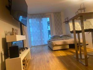 1 Schlafzimmer mit 2 Etagenbetten und einem großen Fenster in der Unterkunft Moderne Wohnung in der Toplage inkl. Garage in Wien