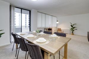 a dining room with a table and chairs at Enjoy your stay at this condo in Crystal City in Arlington