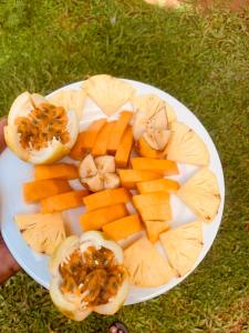 une assiette de nourriture avec des fruits et du fromage sur elle dans l'établissement Summer Time Hiriketiya, à Dikwella