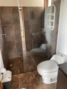 een badkamer met een douche en een toilet bij Casa campestre Las Flores in Villa de Leyva