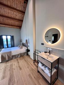 Cama o camas de una habitación en Aldea Rural y Gastro Restaurante Casona de Labrada