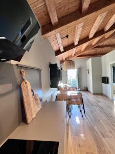 Una televisión o centro de entretenimiento en Aldea Rural y Gastro Restaurante Casona de Labrada