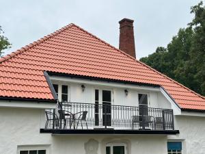 een wit huis met een oranje tegeldak bij Moderne Wohnung :: traumhafte Natur in Moholm