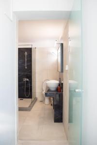 łazienka z toaletą i umywalką w obiekcie 3C’s Athens South @Delta: SNFCC / Faliro Seaview Penthouse w Atenach