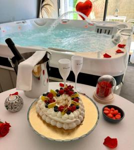 einen Kuchen auf einem Tisch vor einem Pool in der Unterkunft CASA AMOR & SPA, suite jacuzzi & petit déjeuner in Montfort-sur-Argens