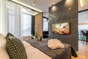 Televízia a/alebo spoločenská miestnosť v ubytovaní Q18 ApartHotel