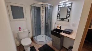 Ένα μπάνιο στο Studio Renard quartier marais, terrasse en rez de jardin, matelas confort