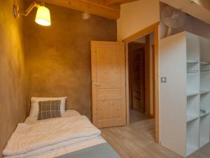 Łóżko lub łóżka w pokoju w obiekcie Duplex 2 chambres avec grande terrasse, animaux acceptés, à Samoëns - FR-1-642-77