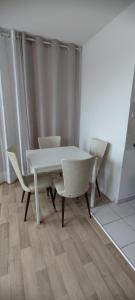 コルマールにあるStudio à Colmarの白いテーブルと椅子