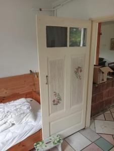 Dormitorio con puerta, cama y TV en NiczonówNo1, en Karnitz