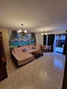 Un dormitorio con una cama grande y una mesa. en Casa Oreo, en Playa Blanca