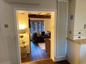 鲍特里Cosy Cottage Central Bawtry - 2 Bedroom - High End Furnishings的带沙发和镜子的客厅
