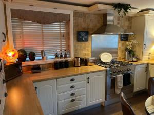 Cosy Cottage Central Bawtry - 2 Bedroom - High End Furnishings的厨房或小厨房