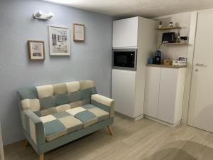 a living room with a couch and a kitchen at LA DIMORA CELESTE in Bari