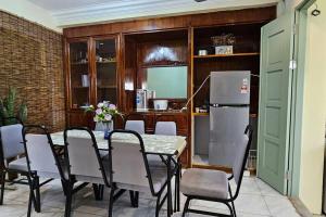 uma sala de jantar com uma mesa e cadeiras e um frigorífico em Kenyalang Piasau Homestay em Miri