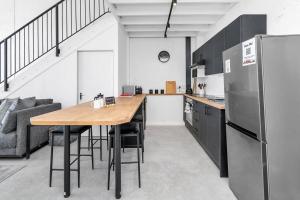 Kjøkken eller kjøkkenkrok på Spice Yard Lofts on Voortrekker-B116