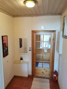 Pokój z drewnianymi drzwiami i oknem w obiekcie Mikael's Bed & Spa w mieście Sandefjord