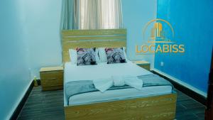 1 dormitorio con 1 cama en una habitación azul en LOCABISS Appartement VIP, en Rufisque