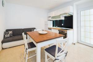 een keuken met een tafel en stoelen en een bank bij Superior Apartment CASA SPALATO in Split +8 foto's