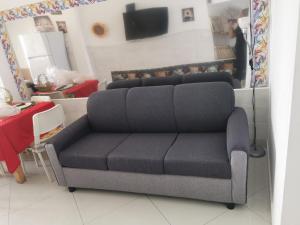 ein Wohnzimmer mit Couch und Fernseher in der Unterkunft casa Porta Spagnola in Augusta
