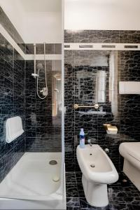 een badkamer met een wastafel, een toilet en een douche bij Garden House Fiera Milano in Pero