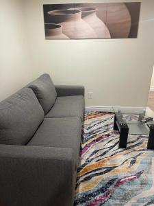 salon z kanapą i dywanem w obiekcie Comfyhome w mieście Vaughan