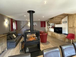 Posezení v ubytování Chalet rénové avec sauna, garage et Wi-Fi - Saint-Martin-de-Belleville - FR-1-452-69