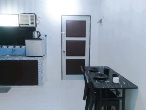 un tavolo nero in una cucina con porta di Sleep, Eat, Relax with Serenity a Lucena